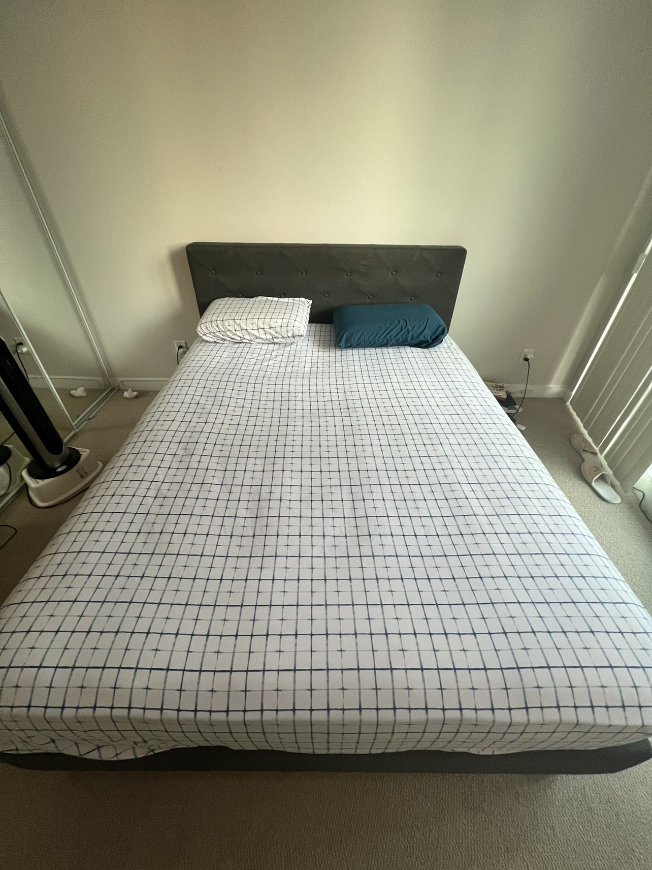 Queen sized bed frame for sale - Excellent condition - photo 4