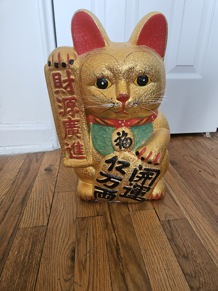 Large lucky cat 🥕