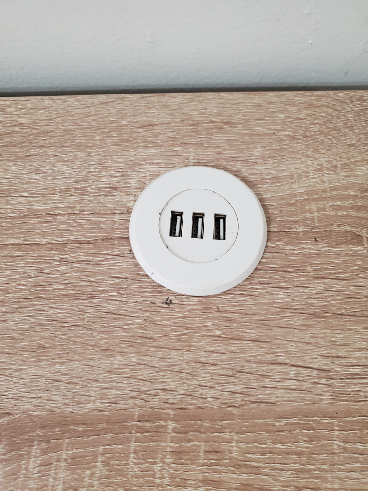 Study table with USB charging - photo 5