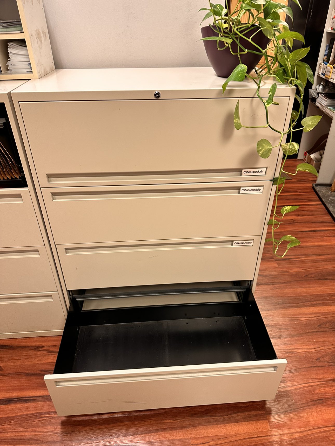 Large 4 drawer filing cabinet, excellent condition - photo 5