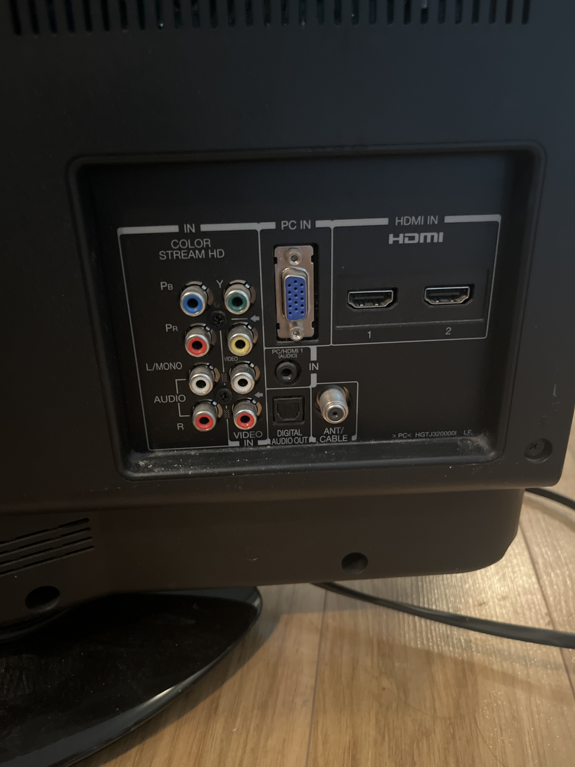 Toshiba high def LCD 32” TV image indicator(4)