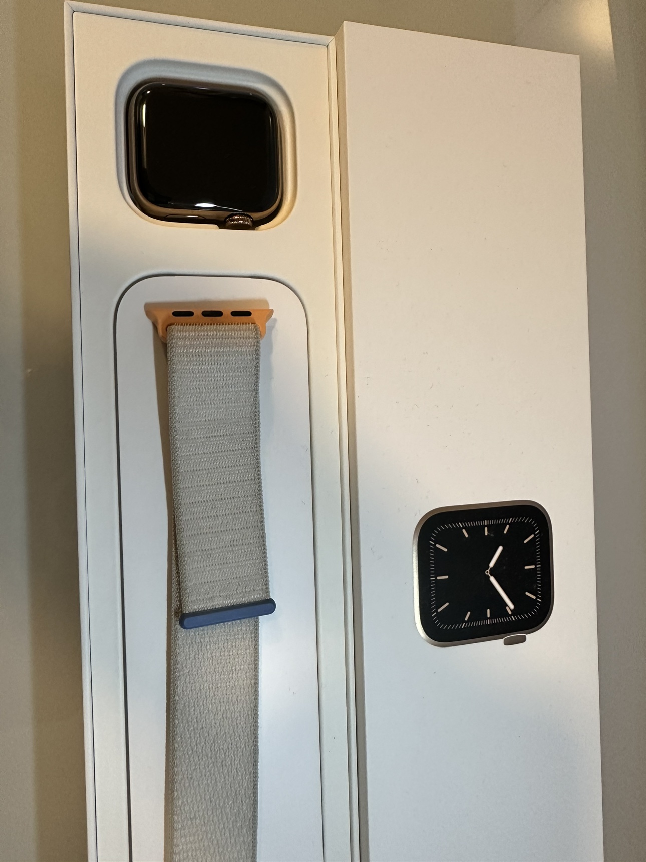 Apple Watch Series 5 40mm Gold Stainless steel cellular image indicator(2)
