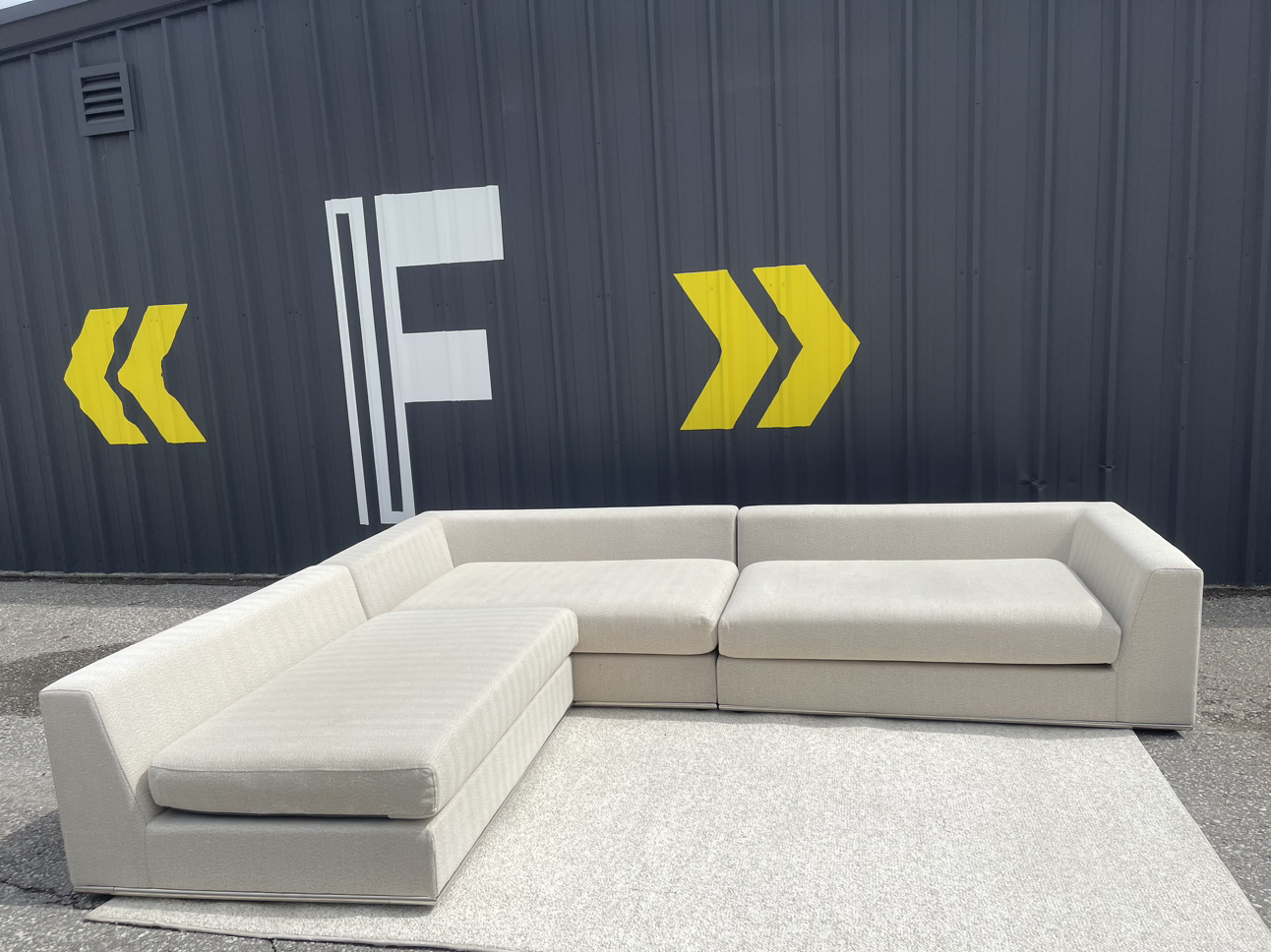 Free delivery 📦 Ivory Beige Sectional sofa couch