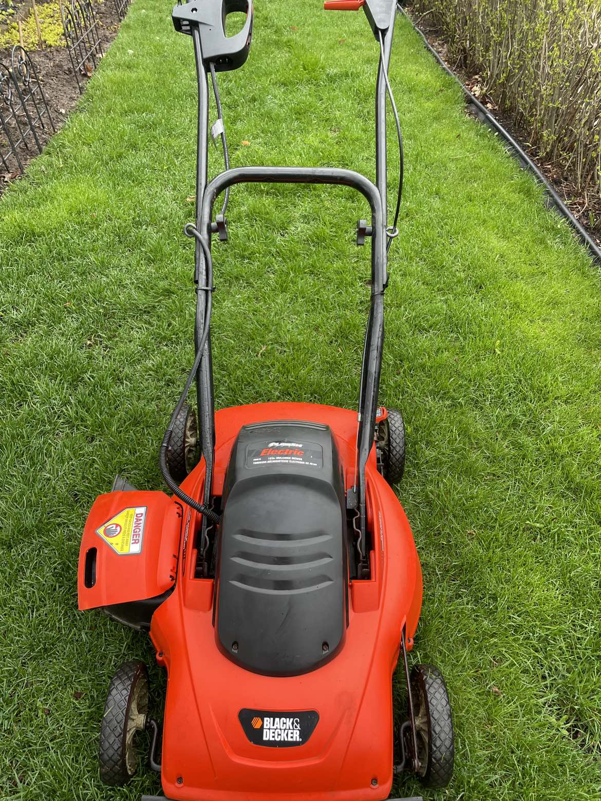 Electric lawn mower thumbnail