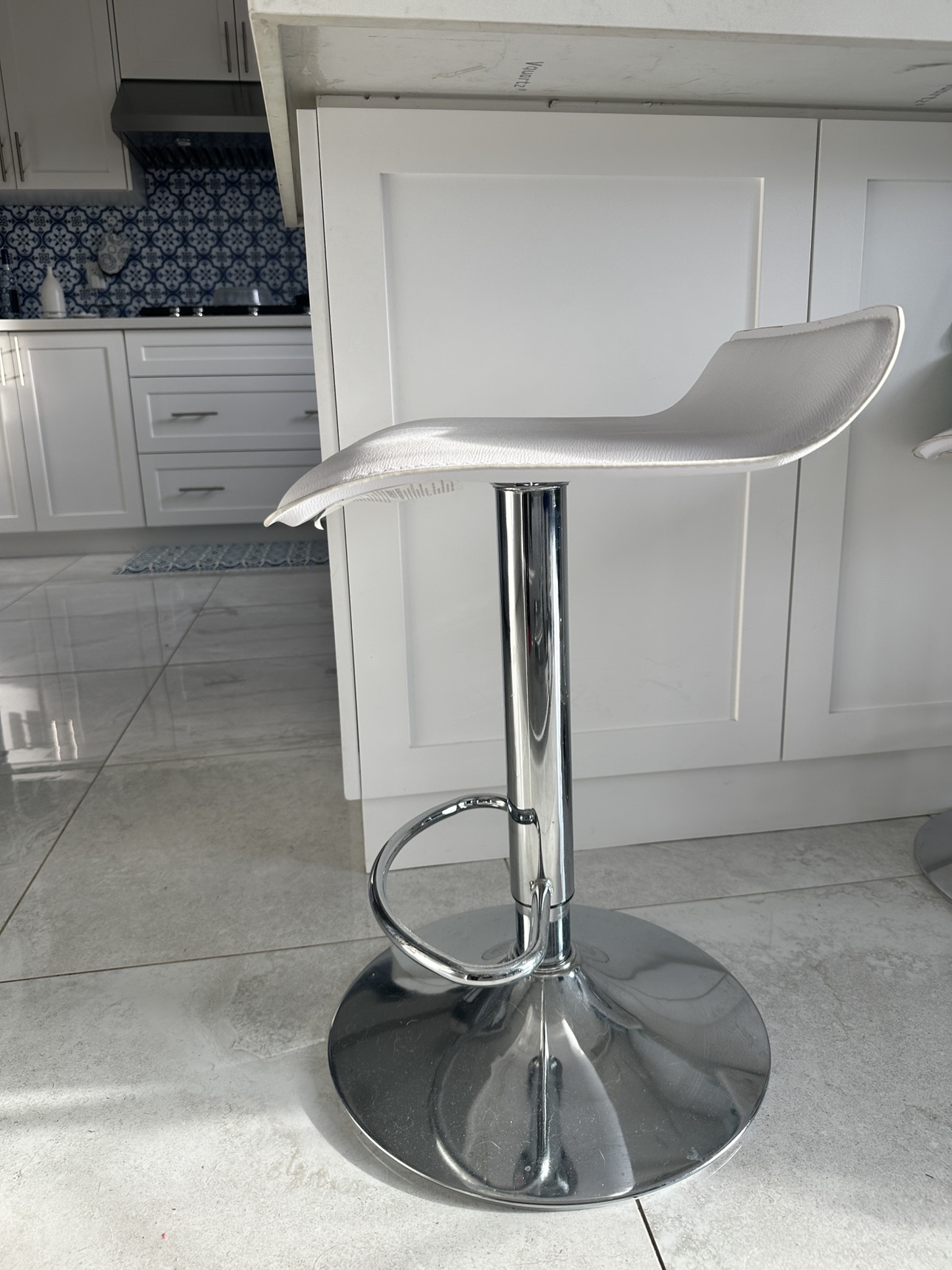 2 white bar stools - photo 2