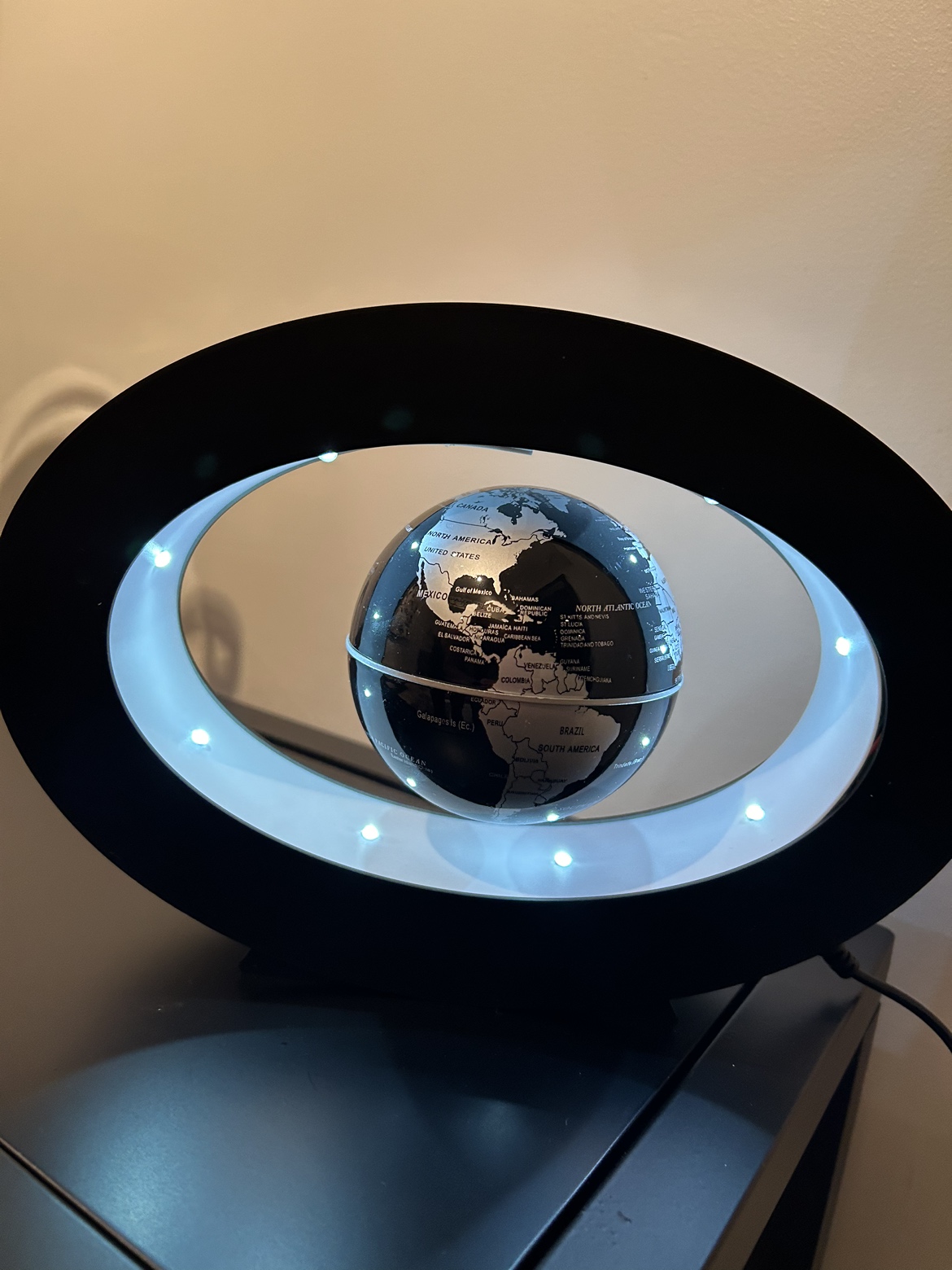 LED Suspended globe ( light is white) - photo 2