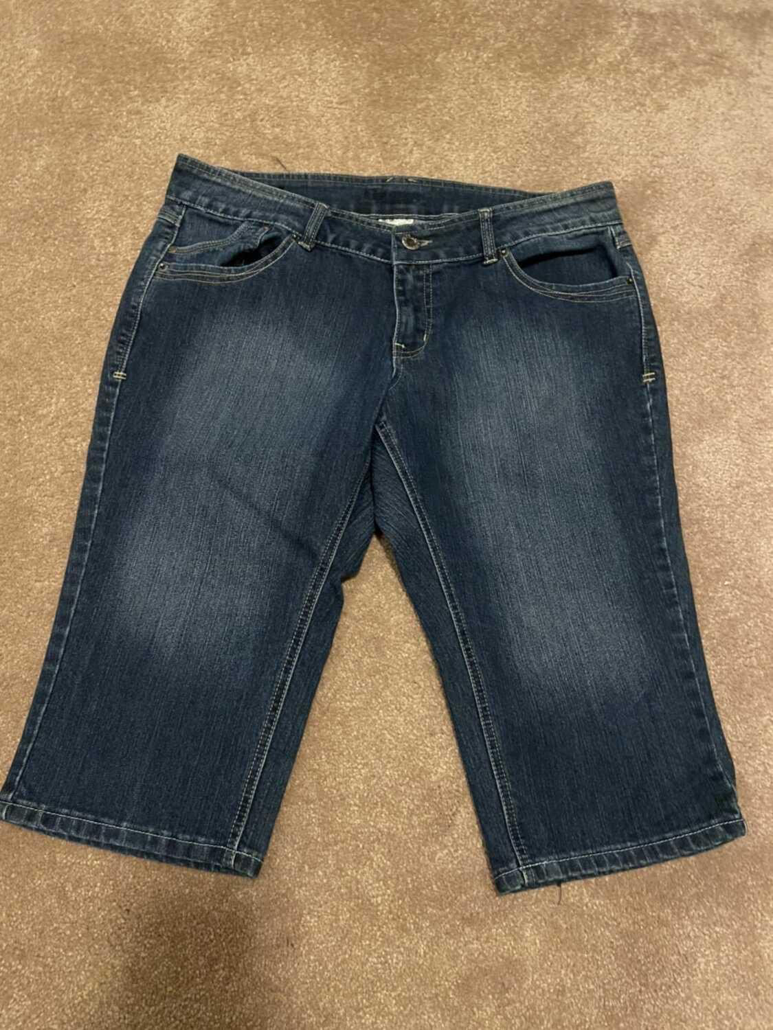 Women’s Jean capris thumbnail