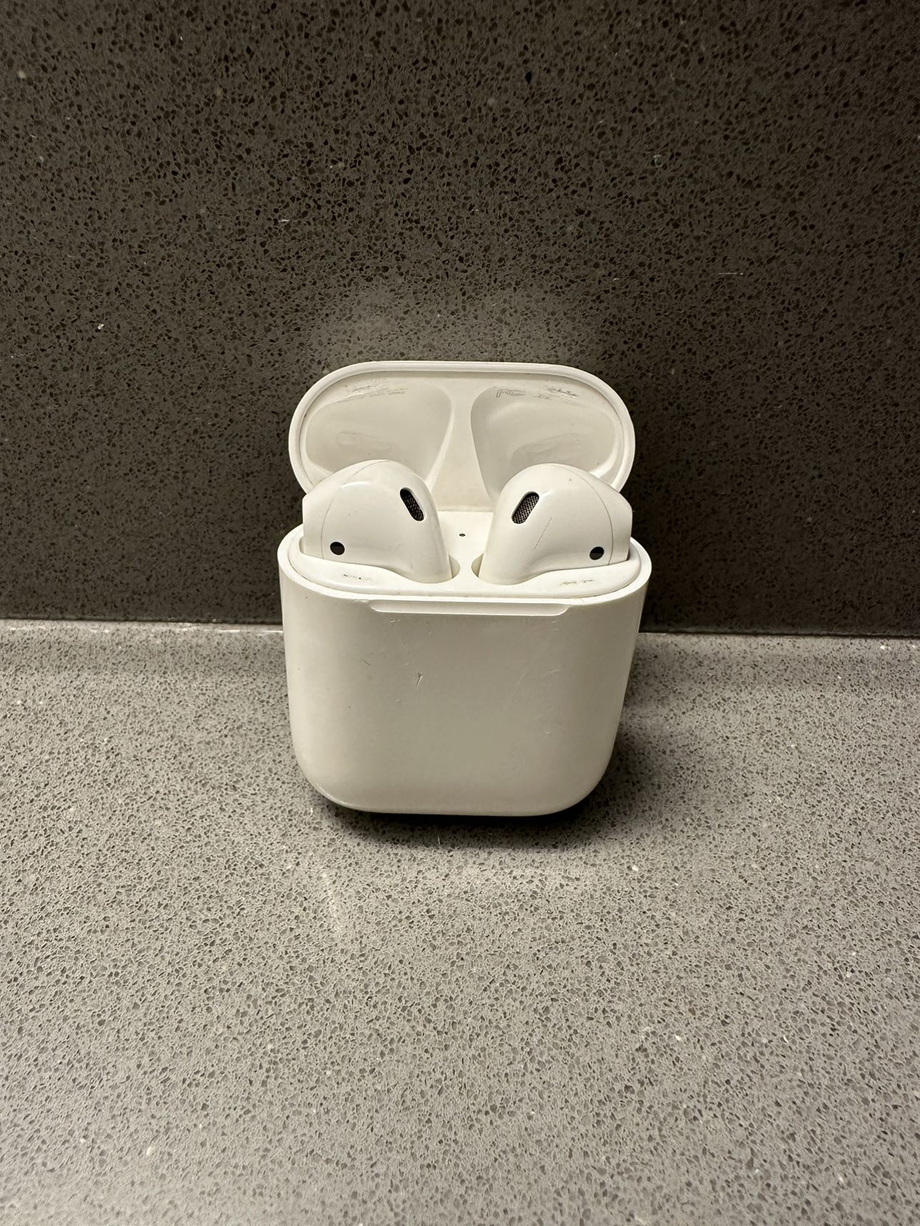 Apple AirPods (2nd gen) - photo 2