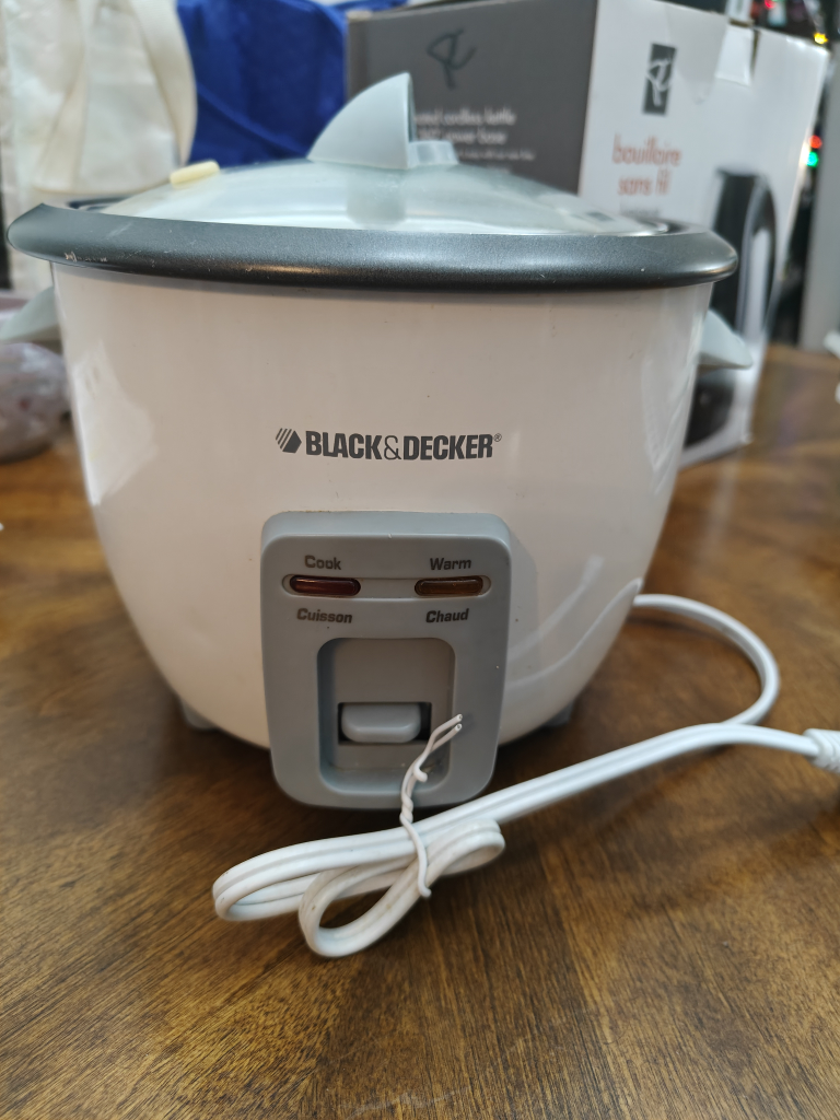 MOVING SALE: Black and Decker Rice Cooker with Steamer Basket thumbnail