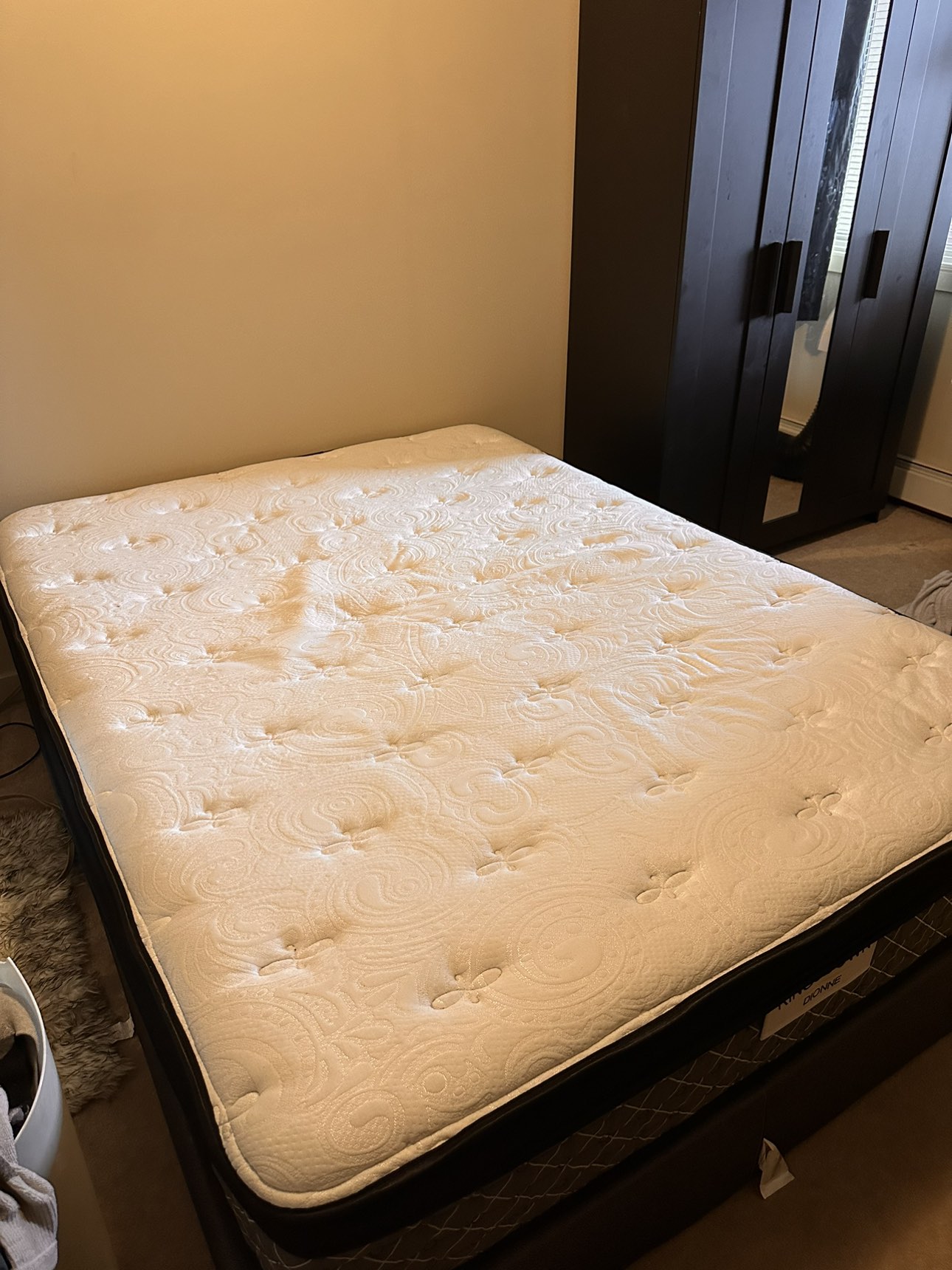 Queen size Kingsdown mattress and box spring - photo 2
