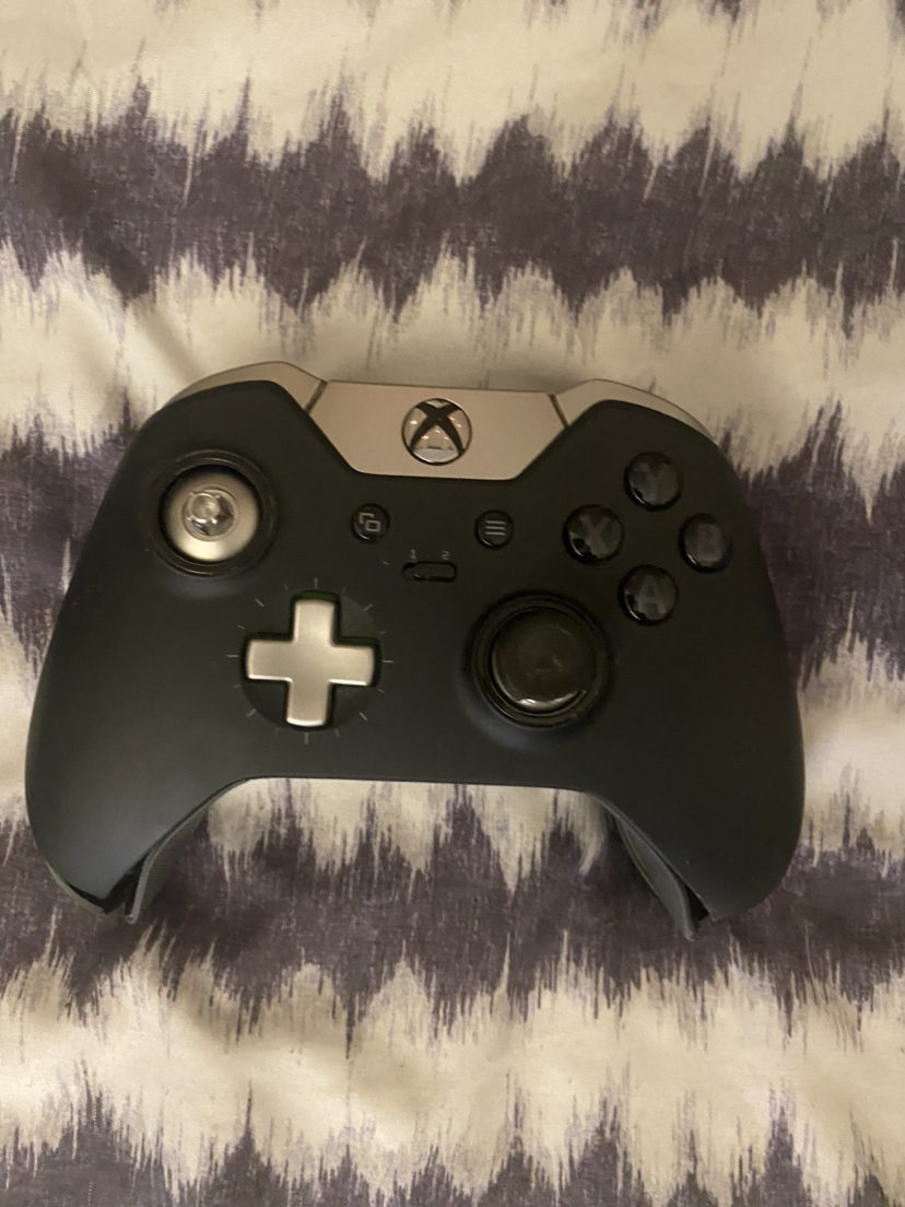 Xbox one Elite controller 1698 ( OPEN TO TRADE )