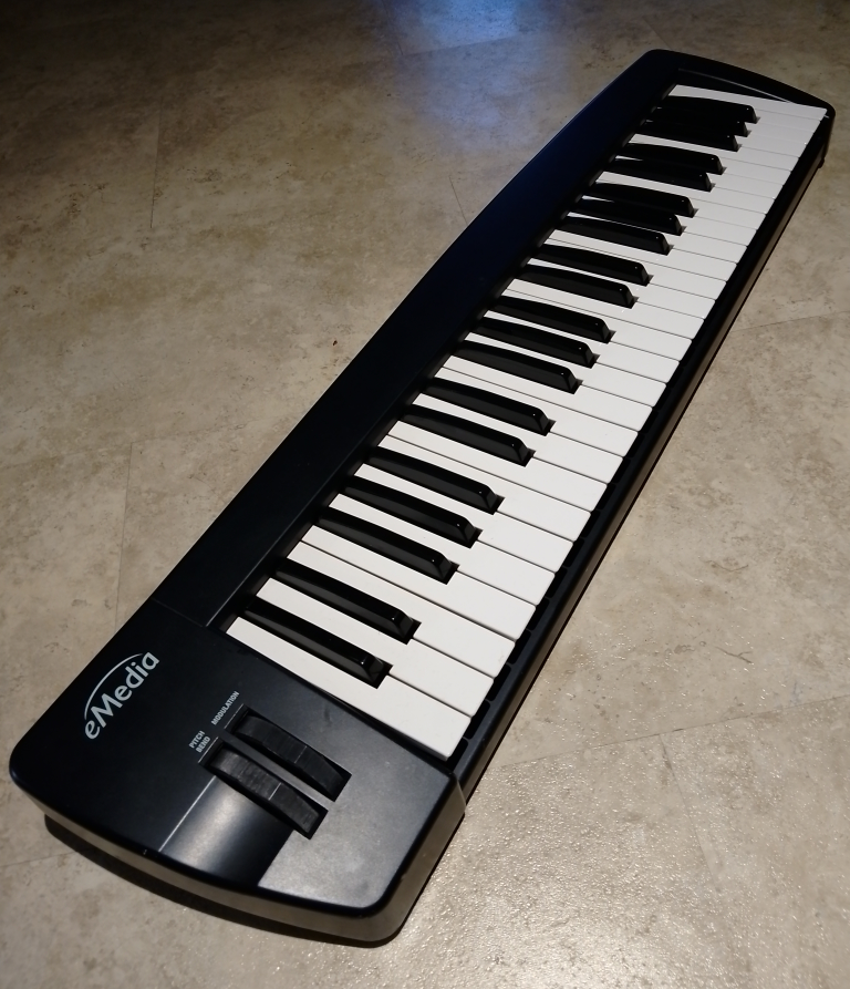 eMedia MIDI Keyboard (missing 9V DC power supply cord) image indicator(2)