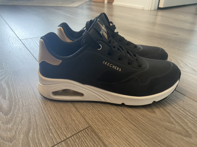 Skechers Womens Uno - Stand on Air Sneakers Sneaker