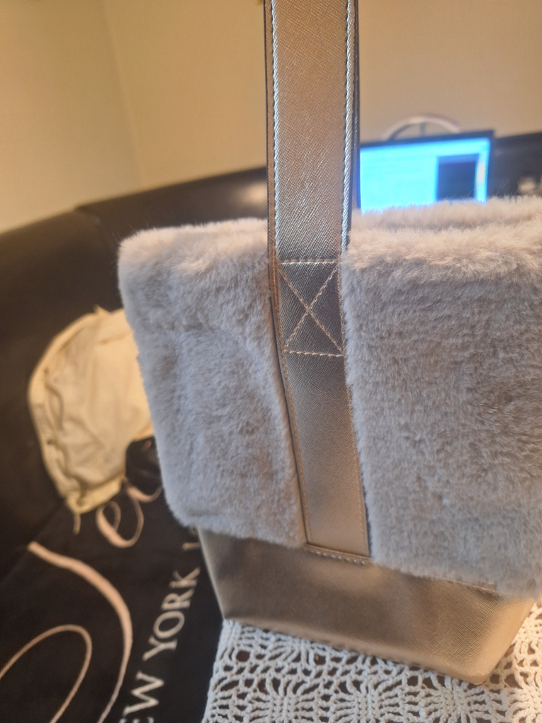 Faux fur wine bag image indicator(2)