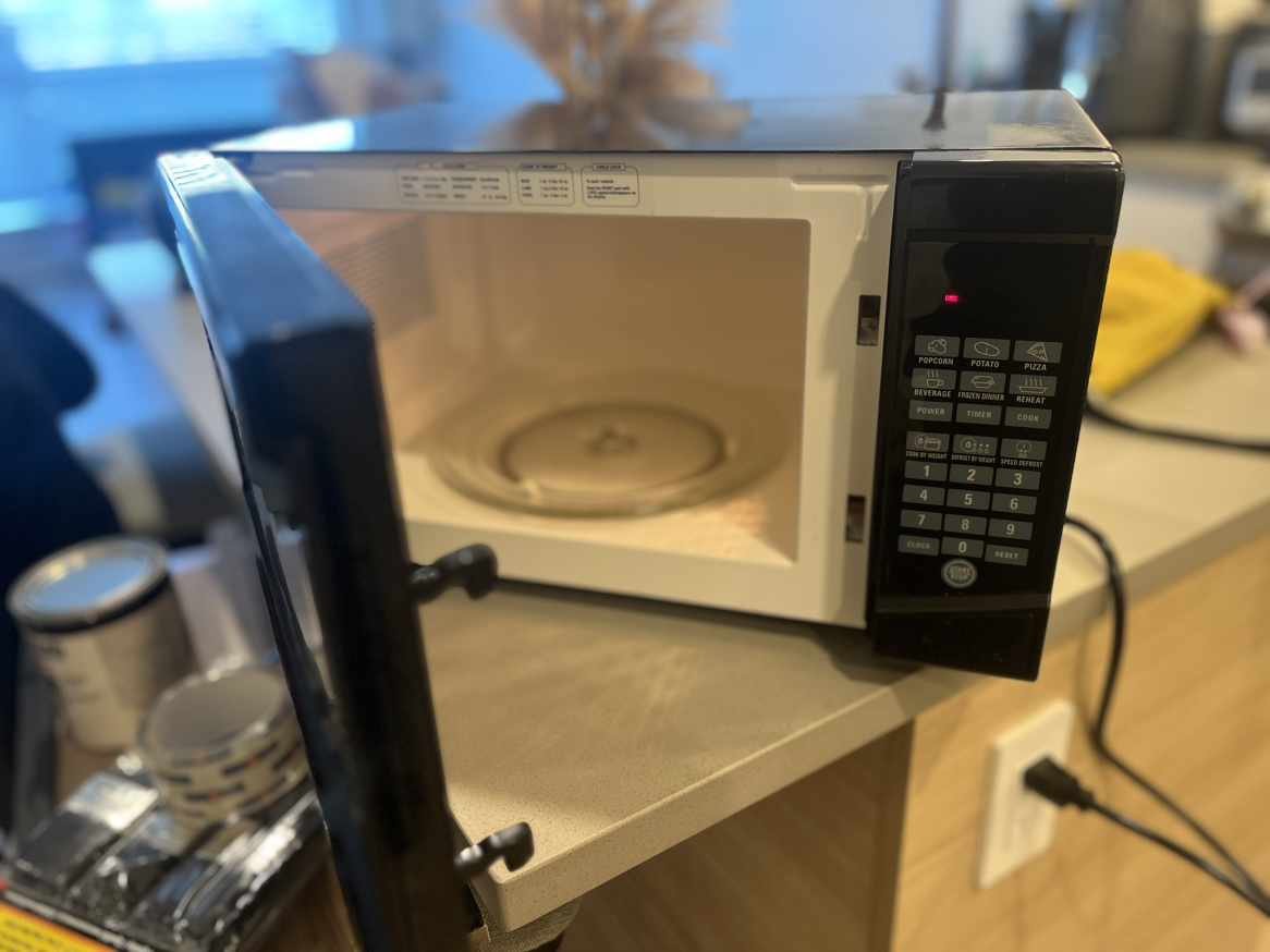 NEW counter-top RCA Microwave 700W 0.7cu.ft. - photo 3