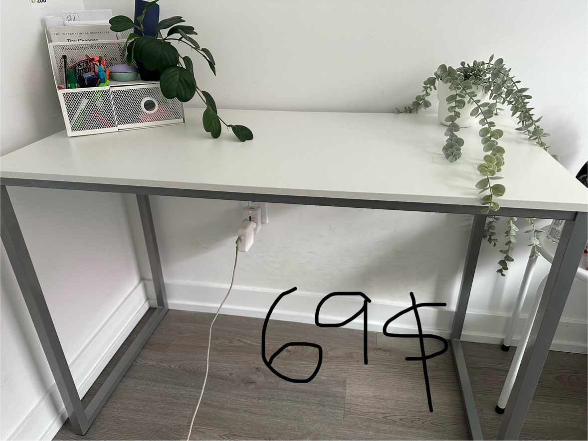 Study table in a very good condition!