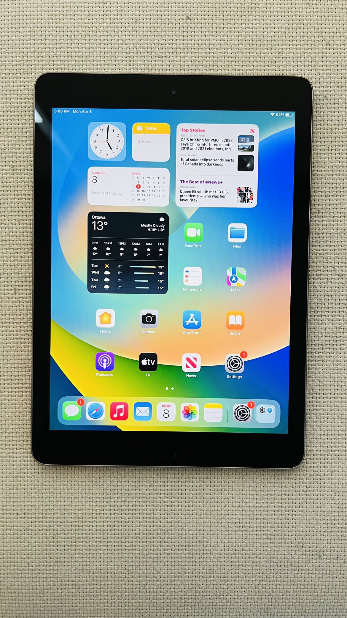 iPad 5th Generation 128GB Space Grey image indicator(3)