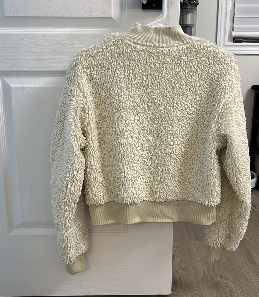 Uniqlo women’s Sherpa bomber jacket size XS image indicator(2)