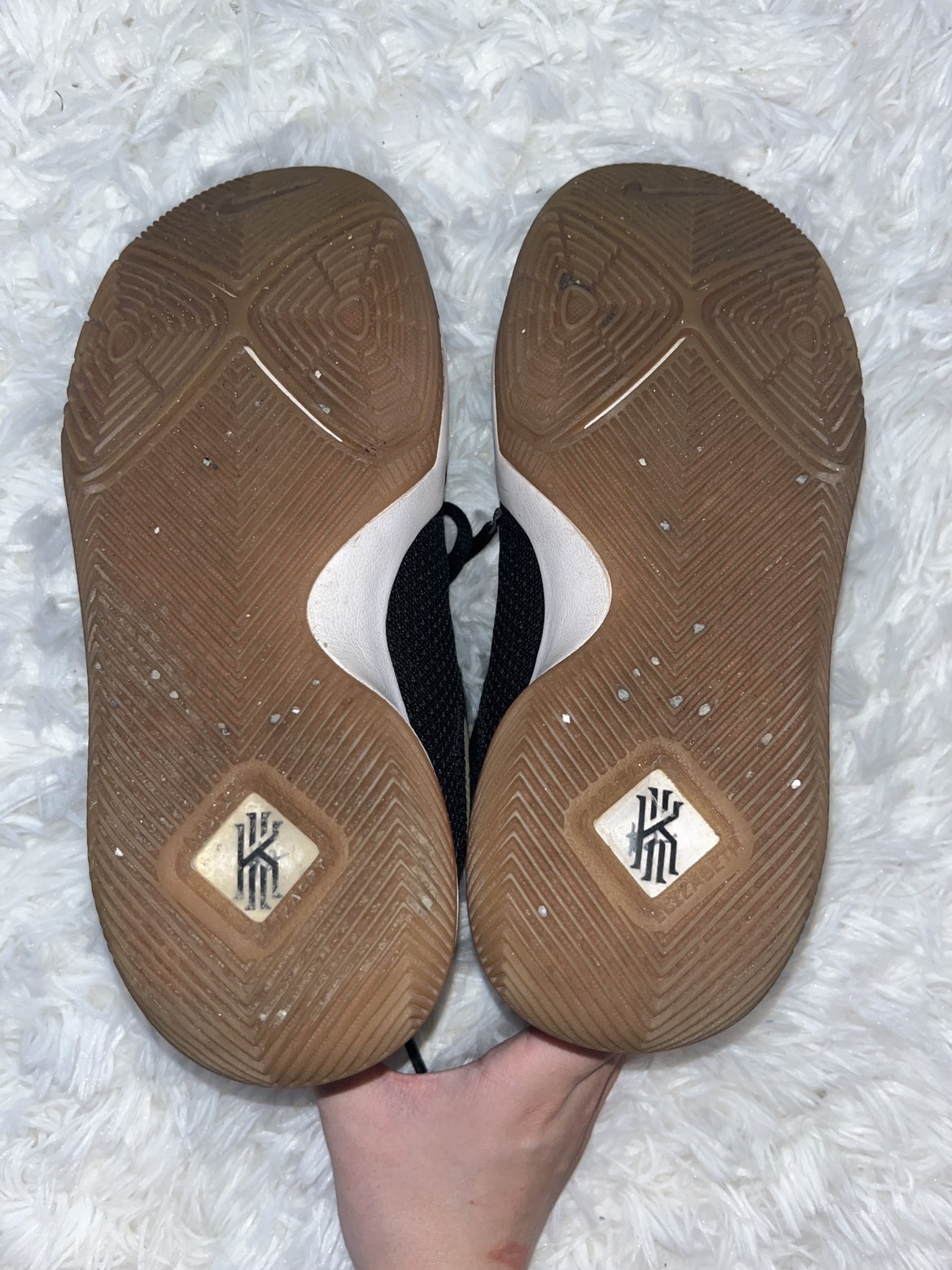 6Y Kyrie 3’s “Badge of Honor” image indicator(3)