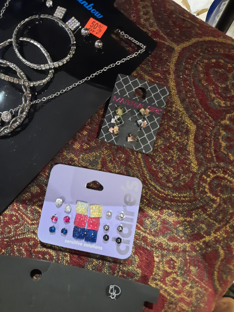 large lot of NWT women's fashion jewelry image indicator(3)