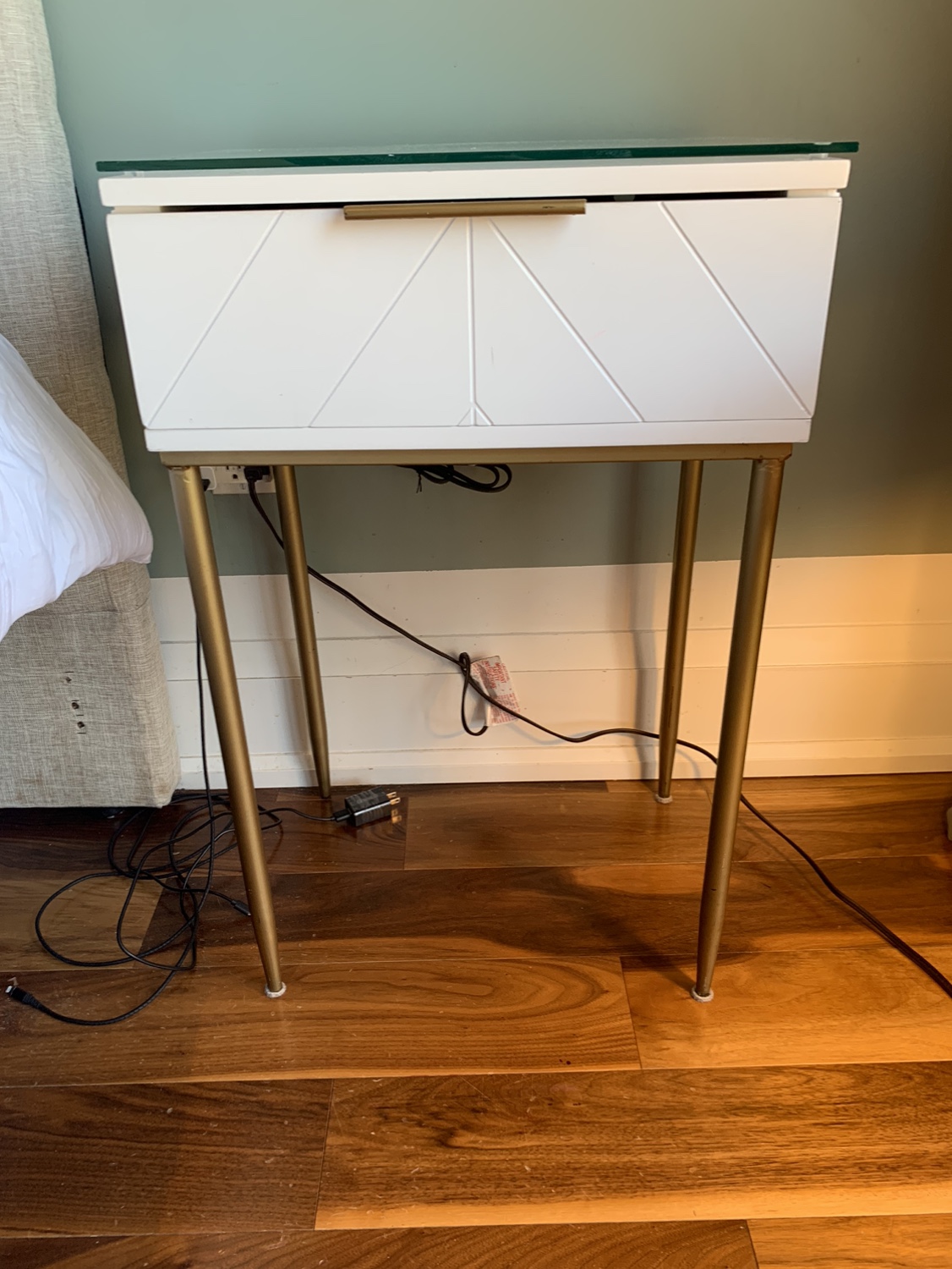 2 gorgeous modern night stands