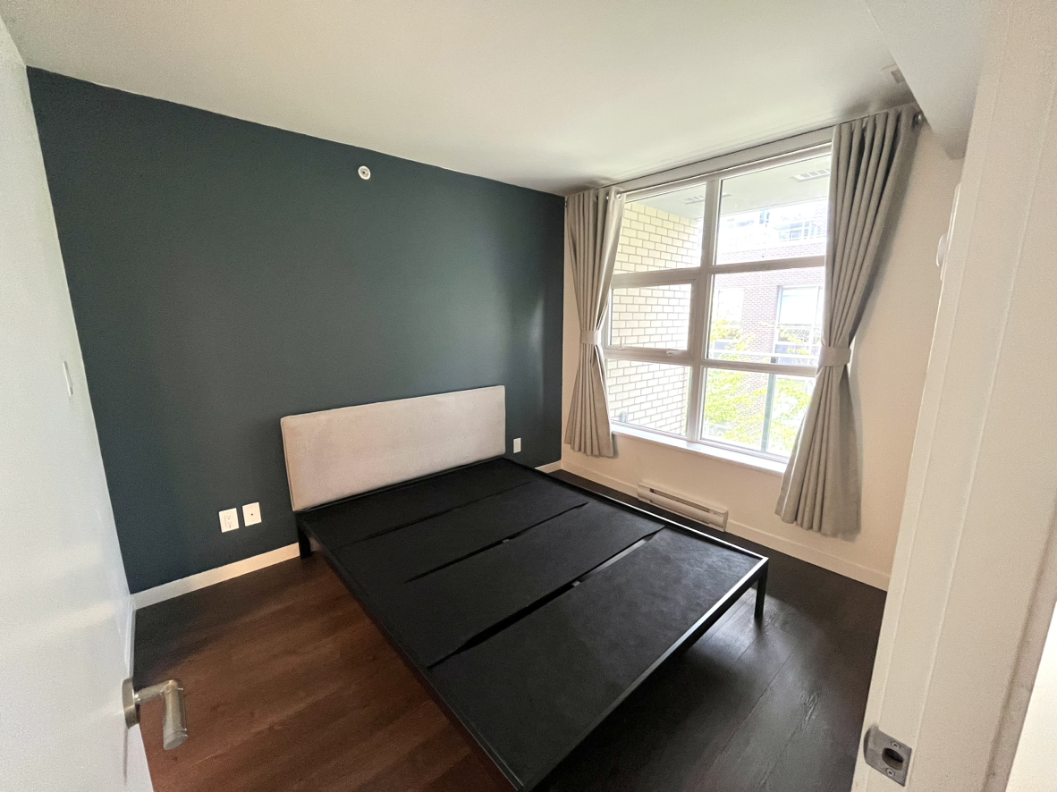 *Like New* Queen size metal bed frame