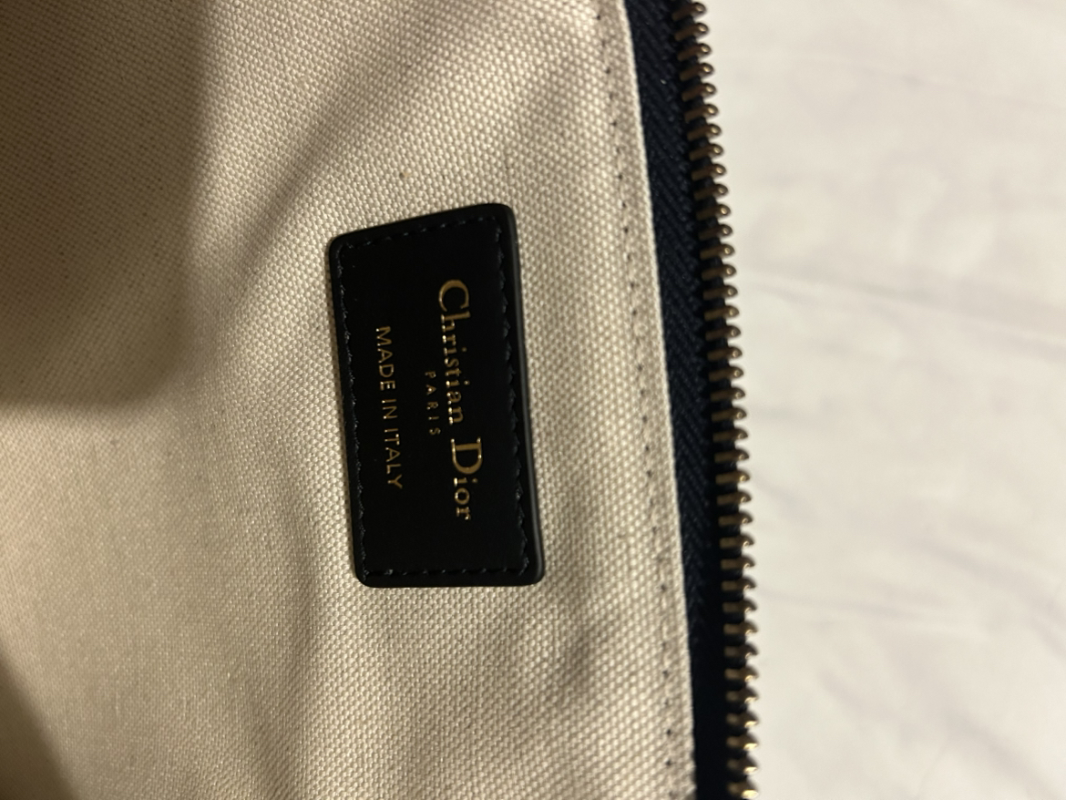 Dior Travel Pouch image indicator(3)