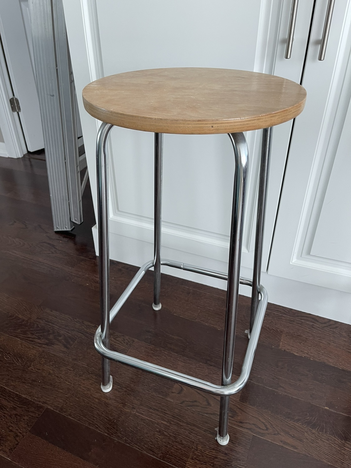 Firm bar stool for sitting & Standing thumbnail