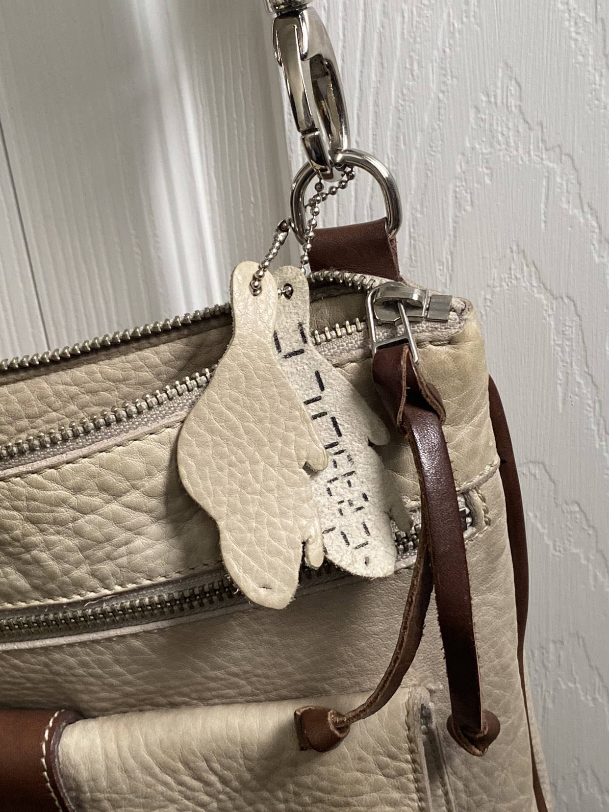 Roots cross body. image indicator(3)