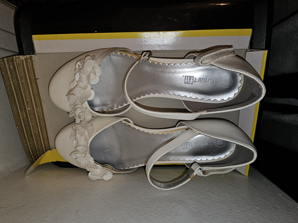 Little Girls White Shoes Size 4.5 image indicator(2)