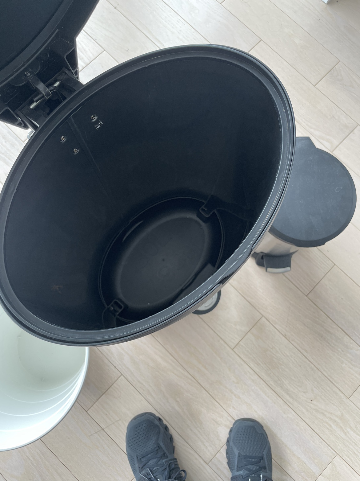 3 Garbage cans image indicator(2)