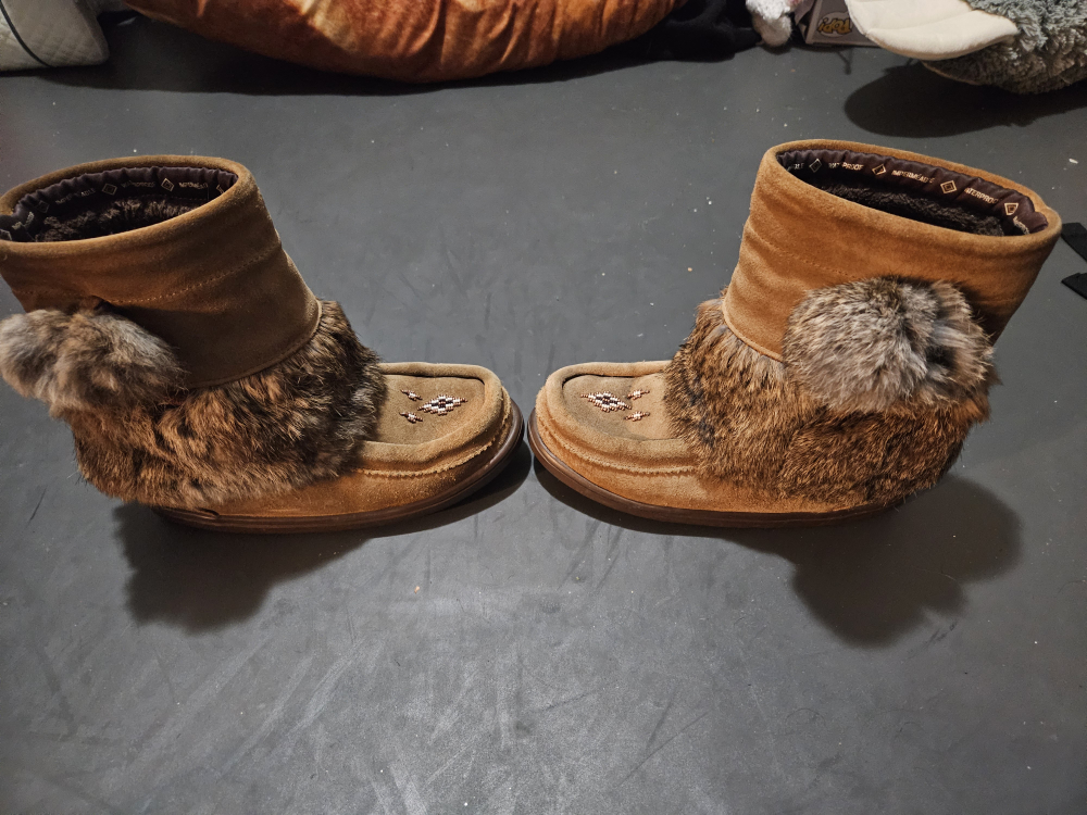 Manitobah Mukluks Girls size 3 image indicator(2)