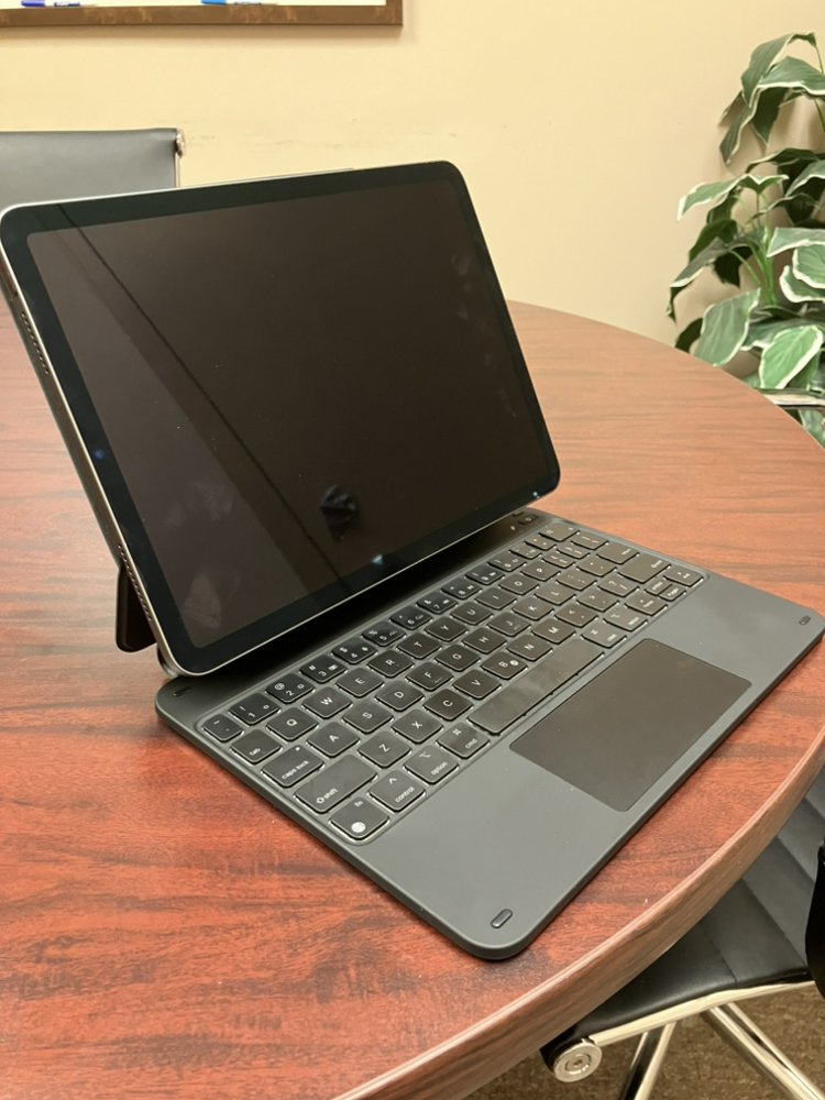 iPad Air 5th Generation 64GB with ESR Magnetic Keyboard Case - photo 4