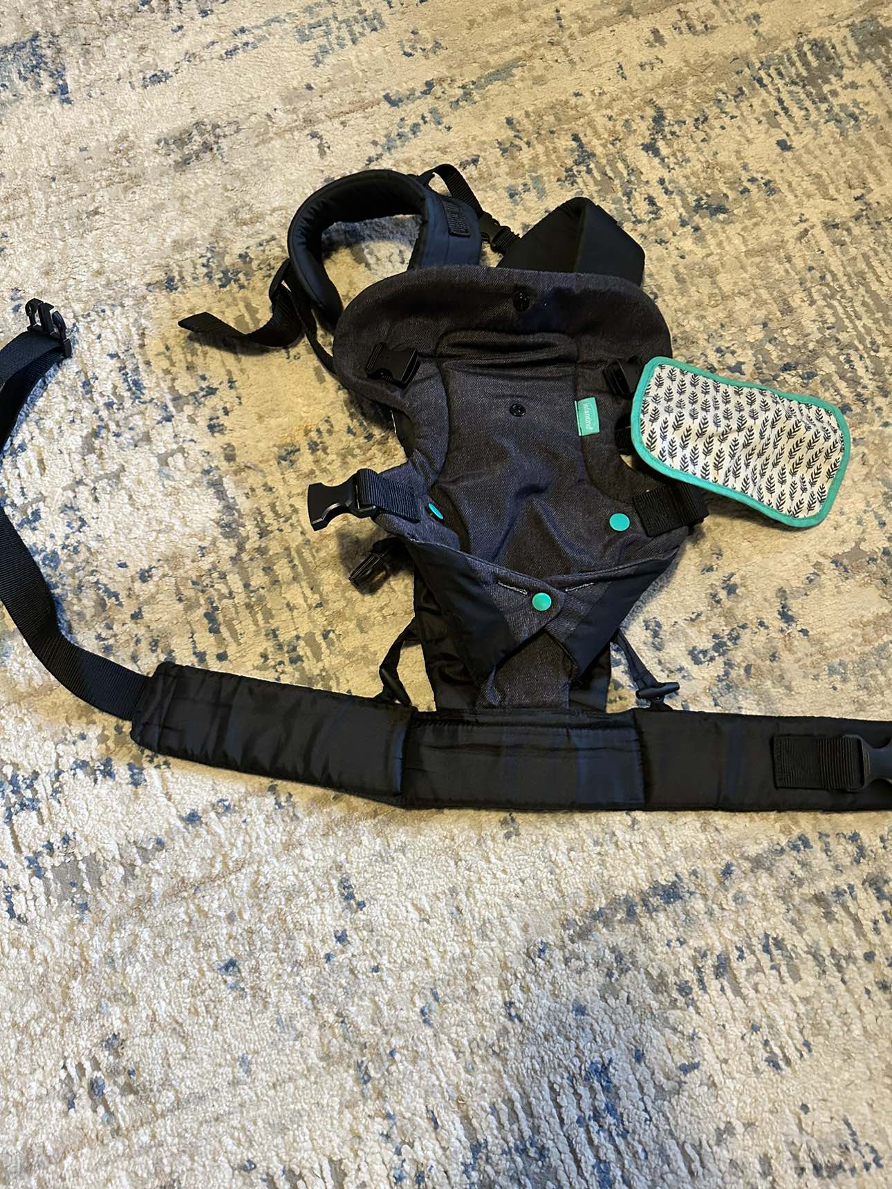 Infantino baby carrier w/ burp cloth