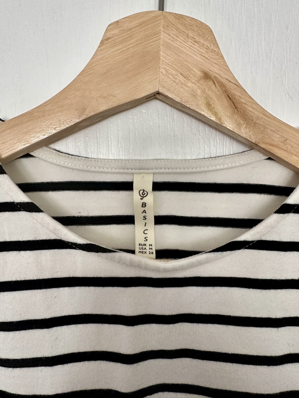 Black and white striped sleeveless crop top 🦓 • M • Stradivarius image indicator(5)