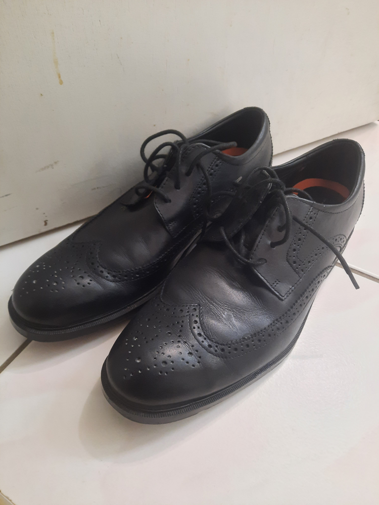 Men's dress shoes, wingtip style by Rockport, size 8 thumbnail