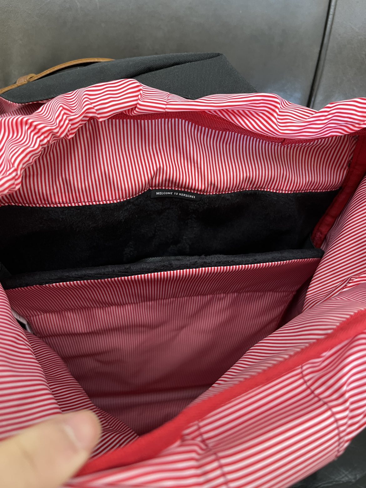 Like new Black Herschel Retreat 19.5L Custom Bagpack image indicator(3)