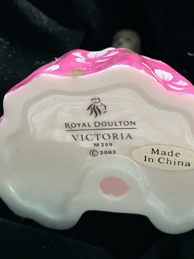 Royal Doulton Victoria Miniature Ladies Figurine 2003 - photo 3