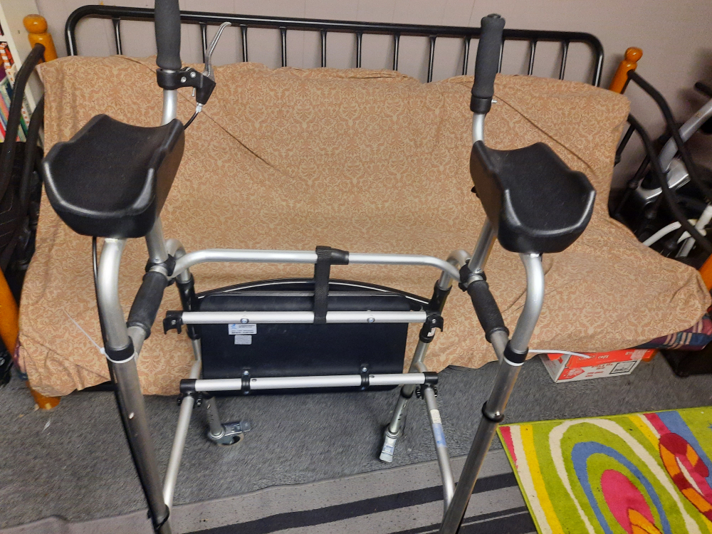 Upright Walker, Lightweight Aluminum Alloy with seat, foldable image indicator(8)