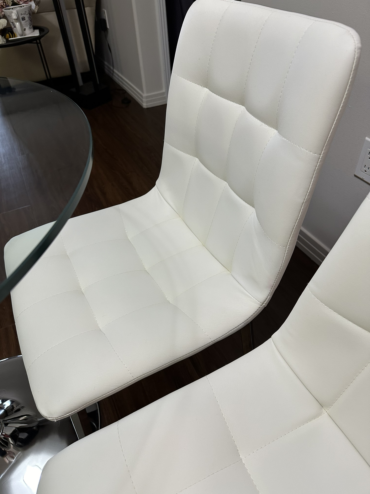 Round Glass Table w/2 chairs image indicator(5)