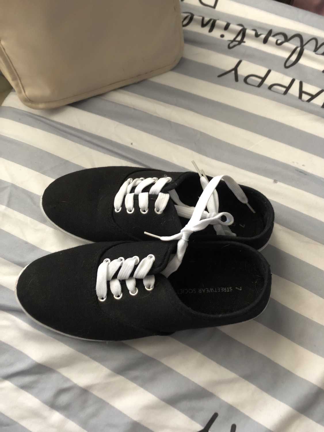 Size 7 women’s sneakers image indicator(4)