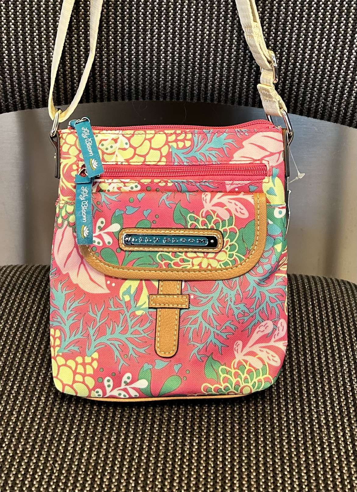 ✨✨ Lily Bloom Crossbody 8”X 7”X 2” image indicator(2)