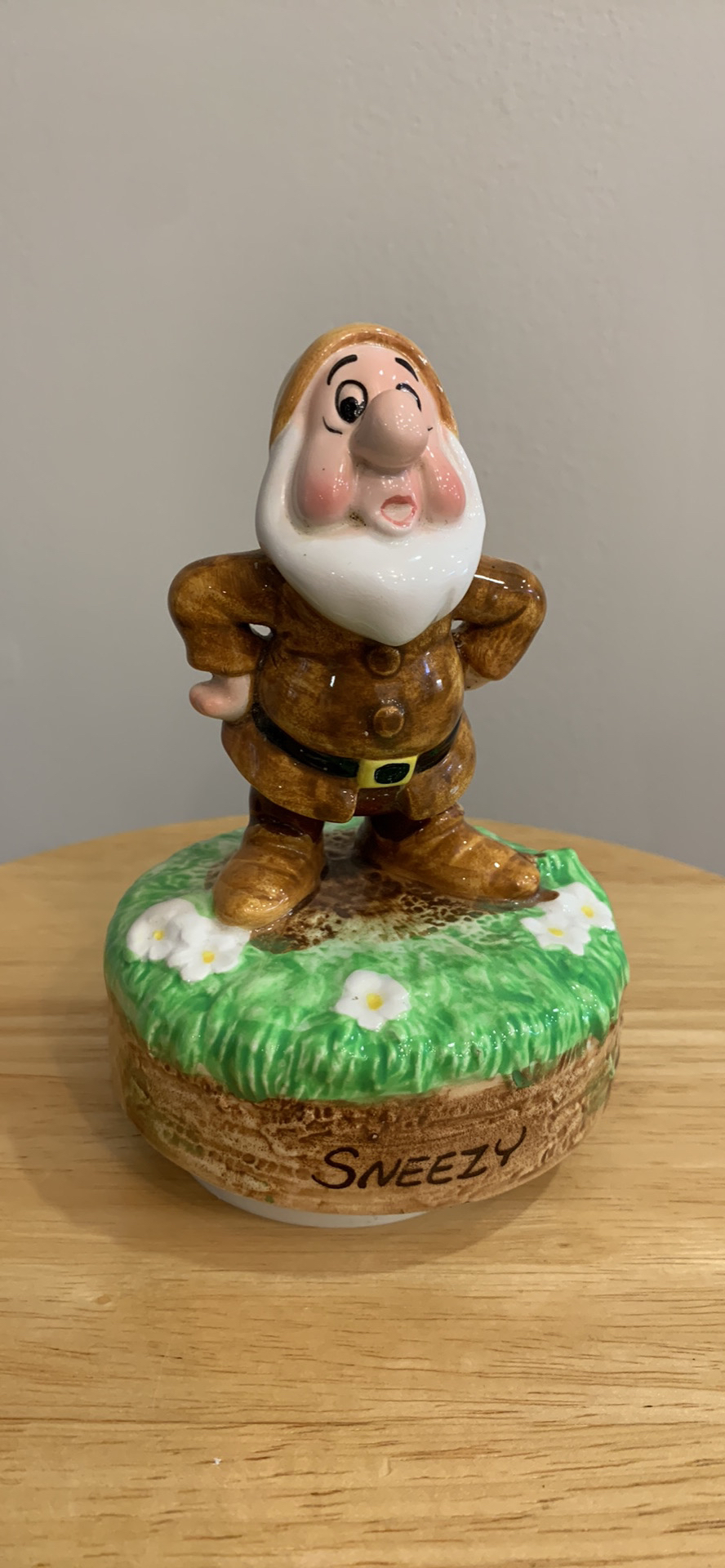 Vintage 1984 Schmid Music Figurine Walt Disney Sneezy image indicator(2)