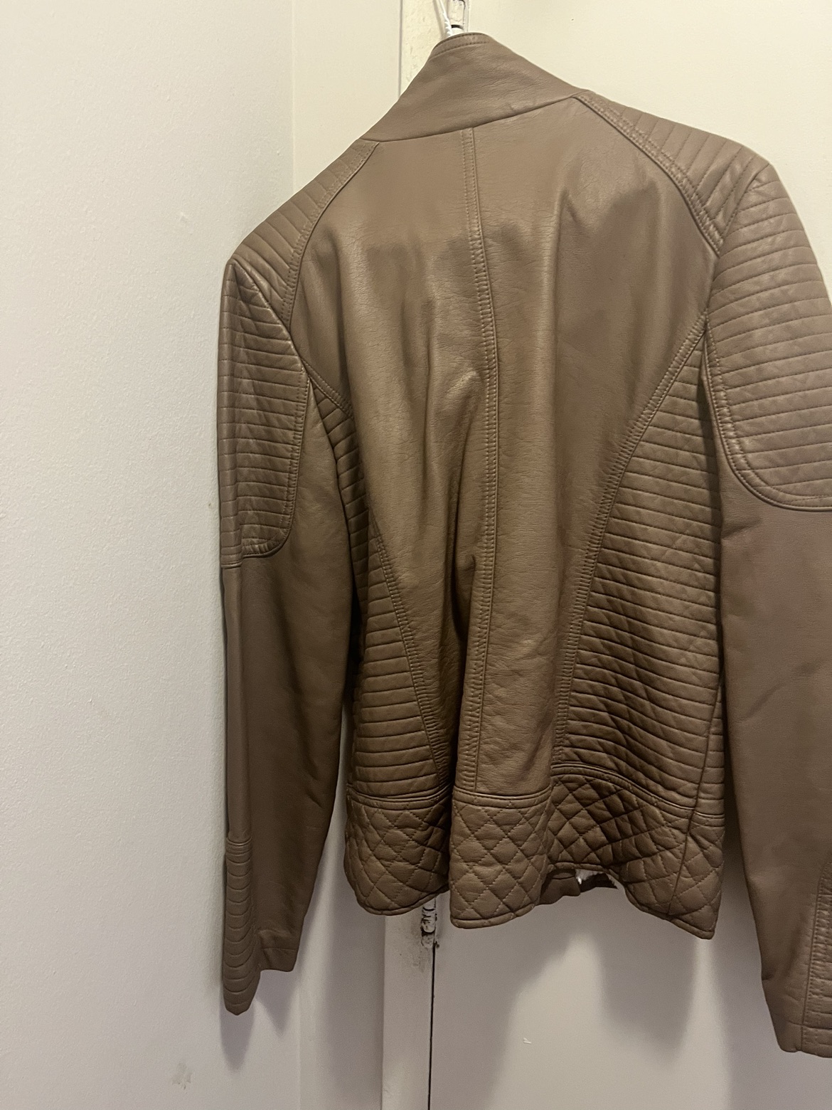 Female leather jacket image indicator(3)