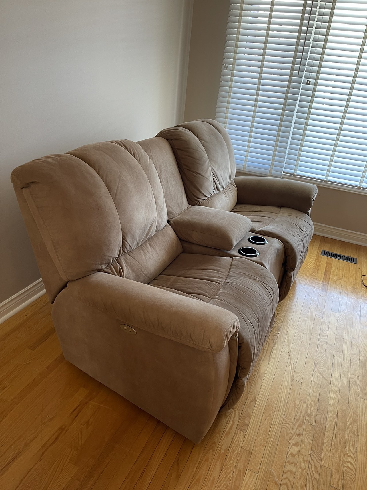 La-Z Boy Casual Power Reclining Loveseat with Storage Console thumbnail