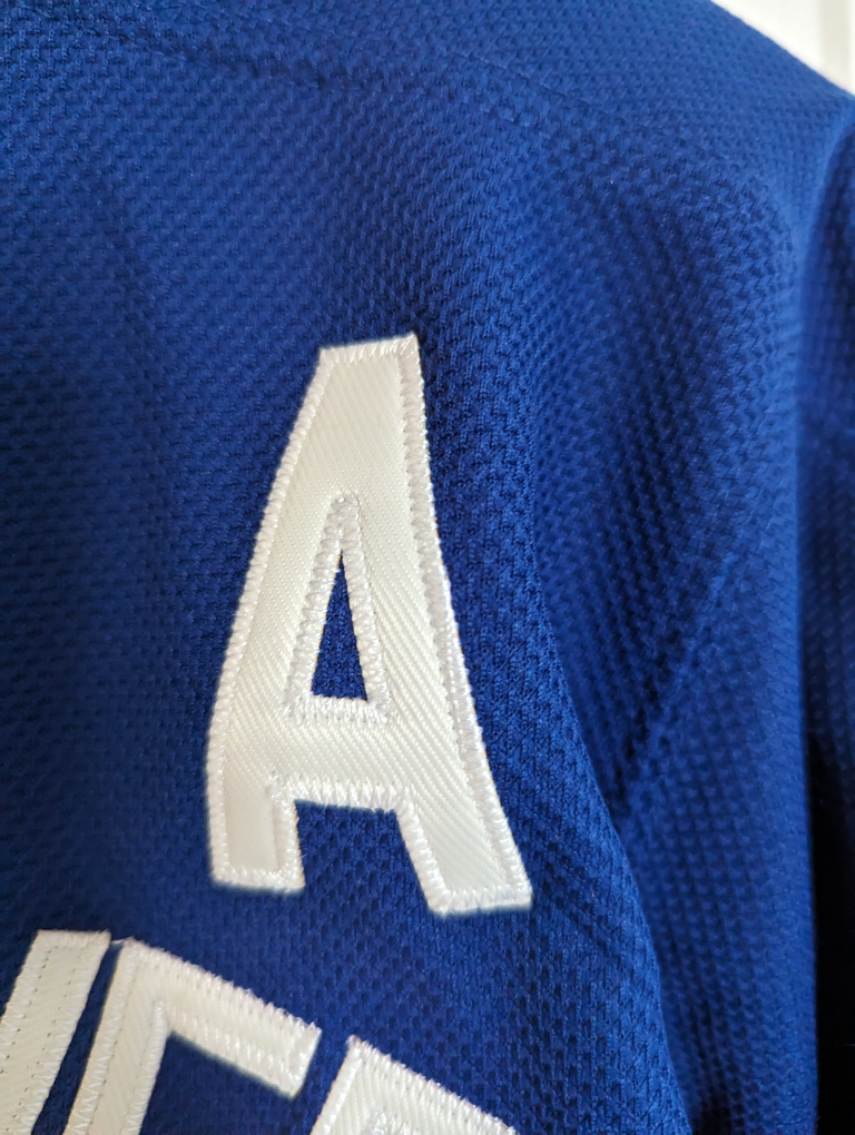 Rbk Vancouver Canucks 
NHL Hockey Jersey 
Youth X/XL image indicator(4)