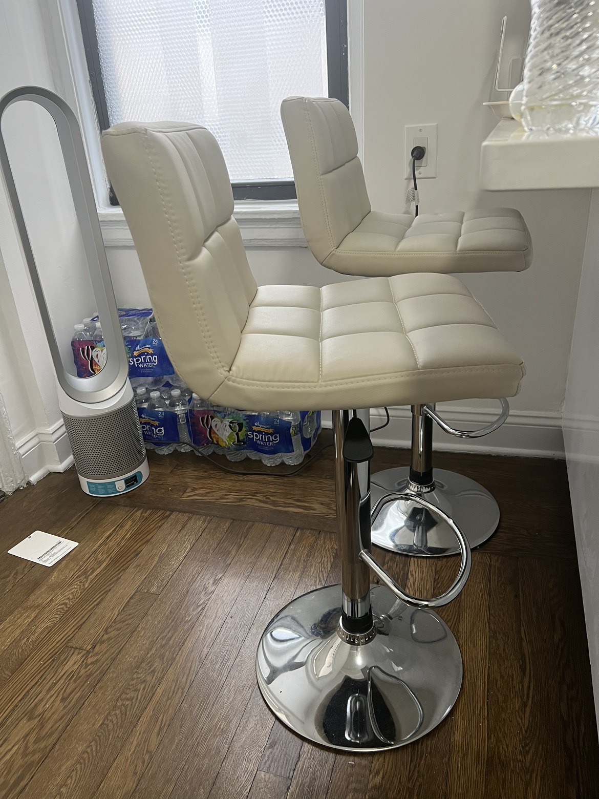 2 bar stools