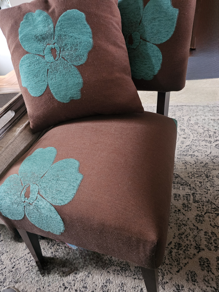 cute unique cushioned small chair - photo 2