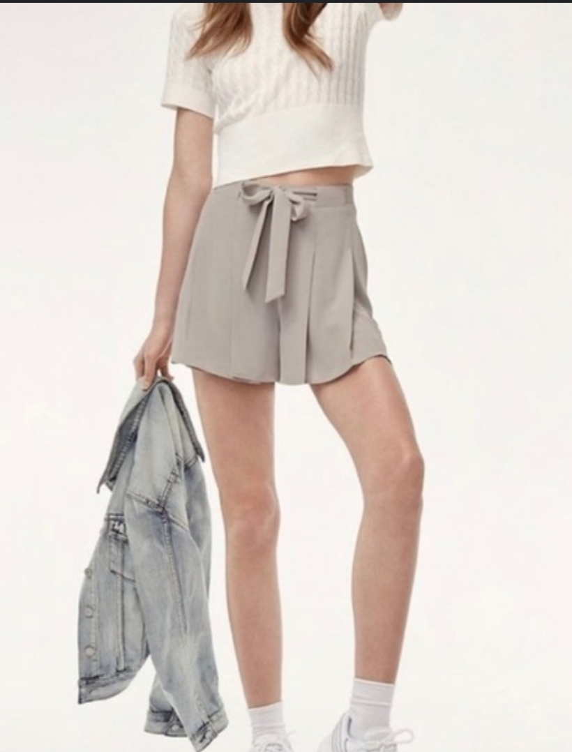 Aritzia Sunday Best pleated flowy shorts sz 6