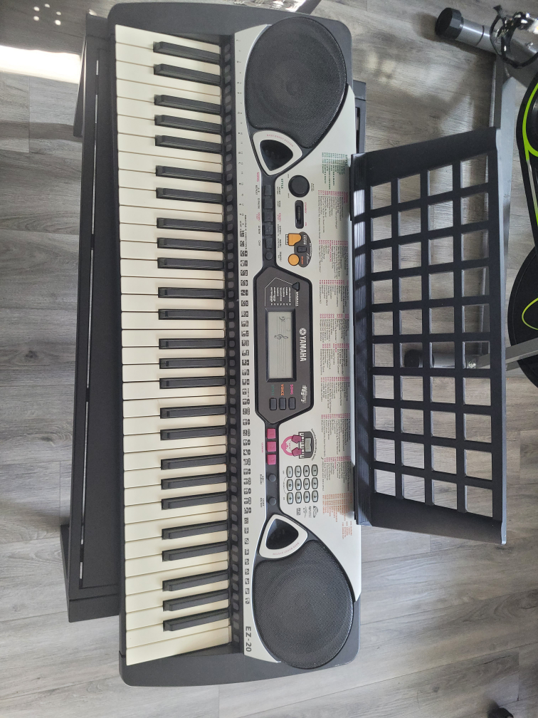 YAMAHA KEYBOARD WITH STAND - photo 2